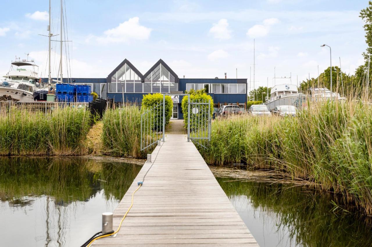 Botel Cosy Tiny Houseboats Near And Restaurants By Weltevreden Experience
