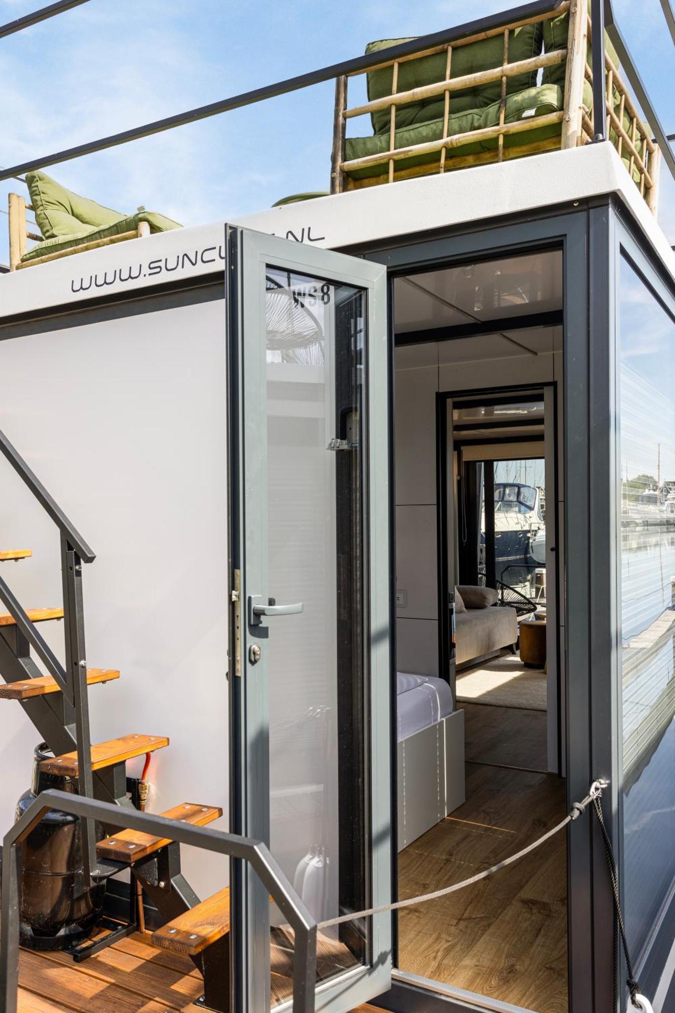 Cosy Tiny Houseboats Near And Restaurants By Weltevreden Experience Botel Zeewolde
