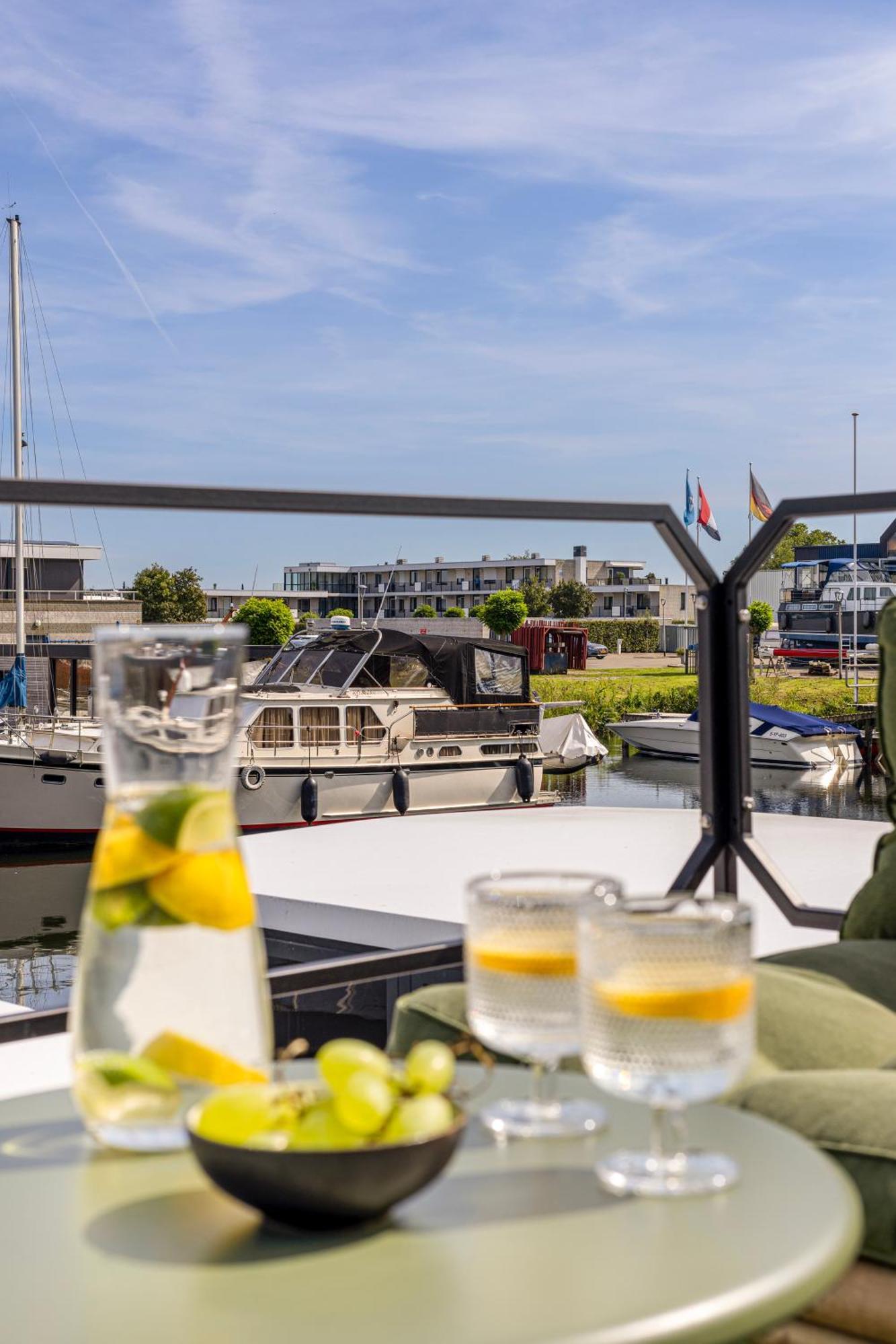 Cosy Tiny Houseboats Near And Restaurants By Weltevreden Experience Zeewolde